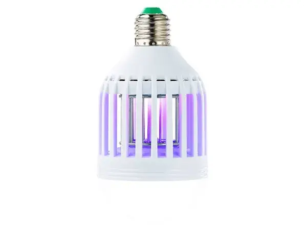 Ampoule anti-moustiques E27 avec UV allumé sur fond blanc